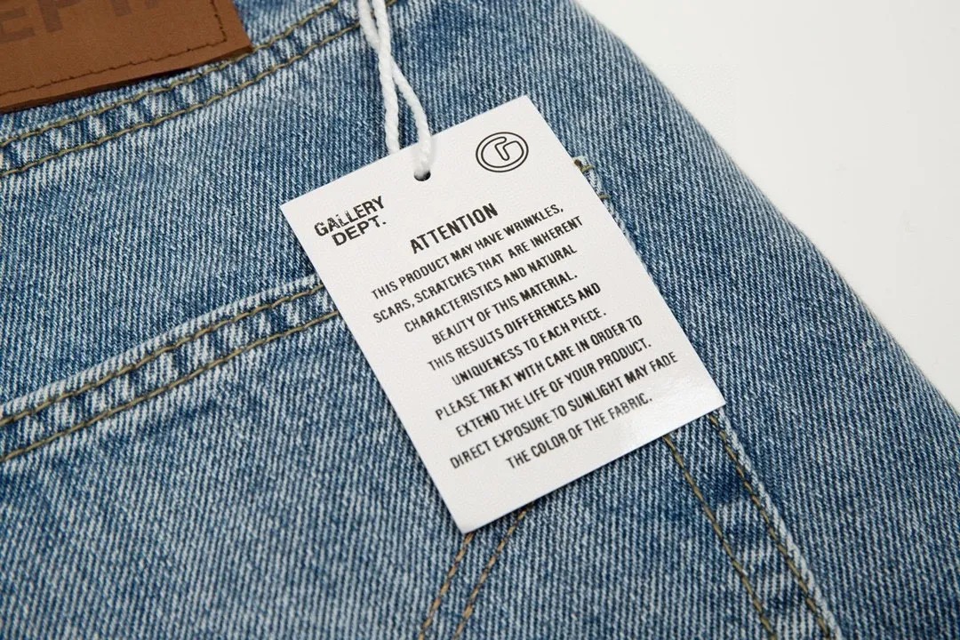 #8018 P246💰 GALLERY DEPT. LA Flared The first generation of Vintage spliced loose washed flared jeans - Original purchased and patterned to truly restore the ultimate texture of Vintage - Original hardware accessories, washed and other elevators, QR code analysis are all purchased from the original factory, high degree of restoration, you are welcome to compare with a certain product~ - Three-dimensional version Loose and comfortable, not picky about the figure, taller and slimmer, factory Seiko, original factory quality control, same style for men and women, can be matched with couples Versatile recommendation: must-have jeans for all seasons - Sizes: 28 30 32 34 36
